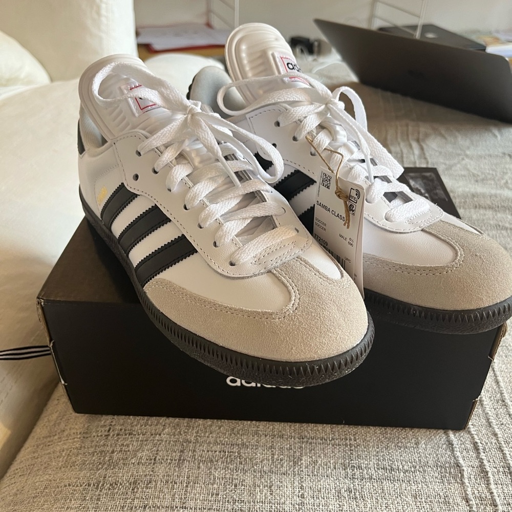 NWT Adidas Samba Classig Sneakers White Gum Sole Size Men 7/ Woman 8/8.5